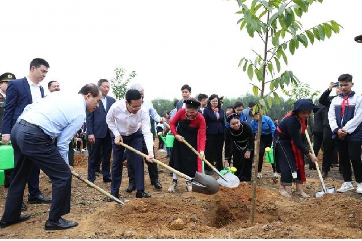 Khua mir sir dêh čar ta Võ Văn Thưởng hăng ƀing khua pơ ala nao pơhmư̆ mông ngă Lơphet pok phun Tết pla kyâo “Hơdor na nao kơ Wa Hồ” Bơyan Bơnga Giáp Thìn 2024