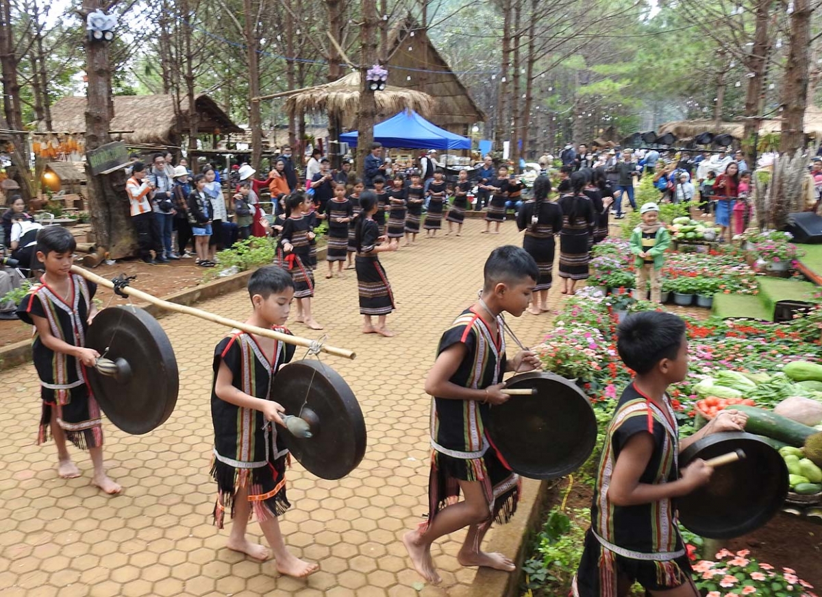 Mơđah tơbleăng chêng koăng – kơhnhon xuăng mâu vâi hdrêng a tíu Mơhno khôi túa lĕm tro “Kong plêng Tây Nguyên – Mang Deang’’