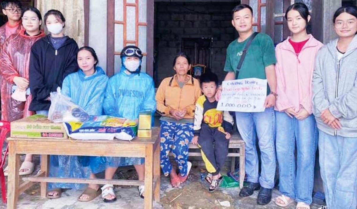 Thầy giáo p’niên Trần Văn Anh coh muy g’luh lướt bhrợ bh’rợ liêm loom