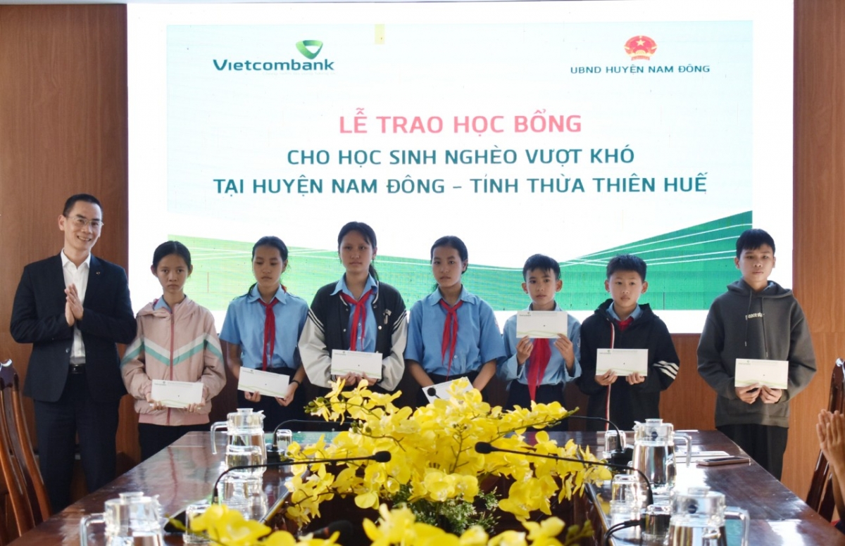 T’cooh Vũ Văn Hoà, Phó Giám k’đhâng xay Vietcombank đhị Huế pa đơp đoọng học bổng ha apêê ađhi học sinh