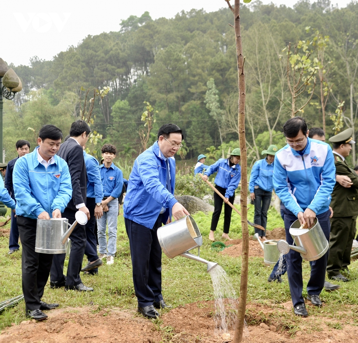 Chủ tịch Quốc hội Vương Đình Huệ trồng cây tại buổi lễ.