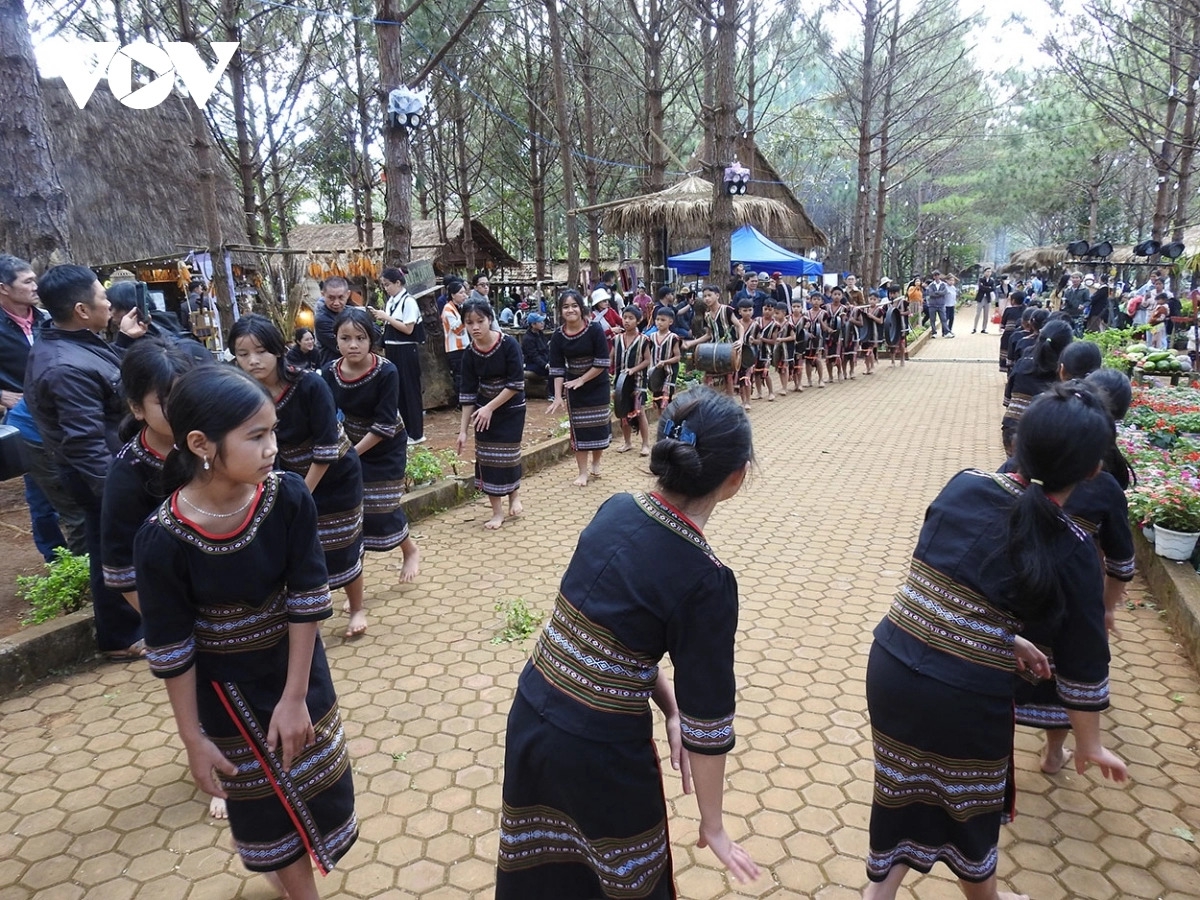 Tŏn chêng koăng – kơhnhon xuăng mâu phô̆m vâ xông kân a Mang Deang