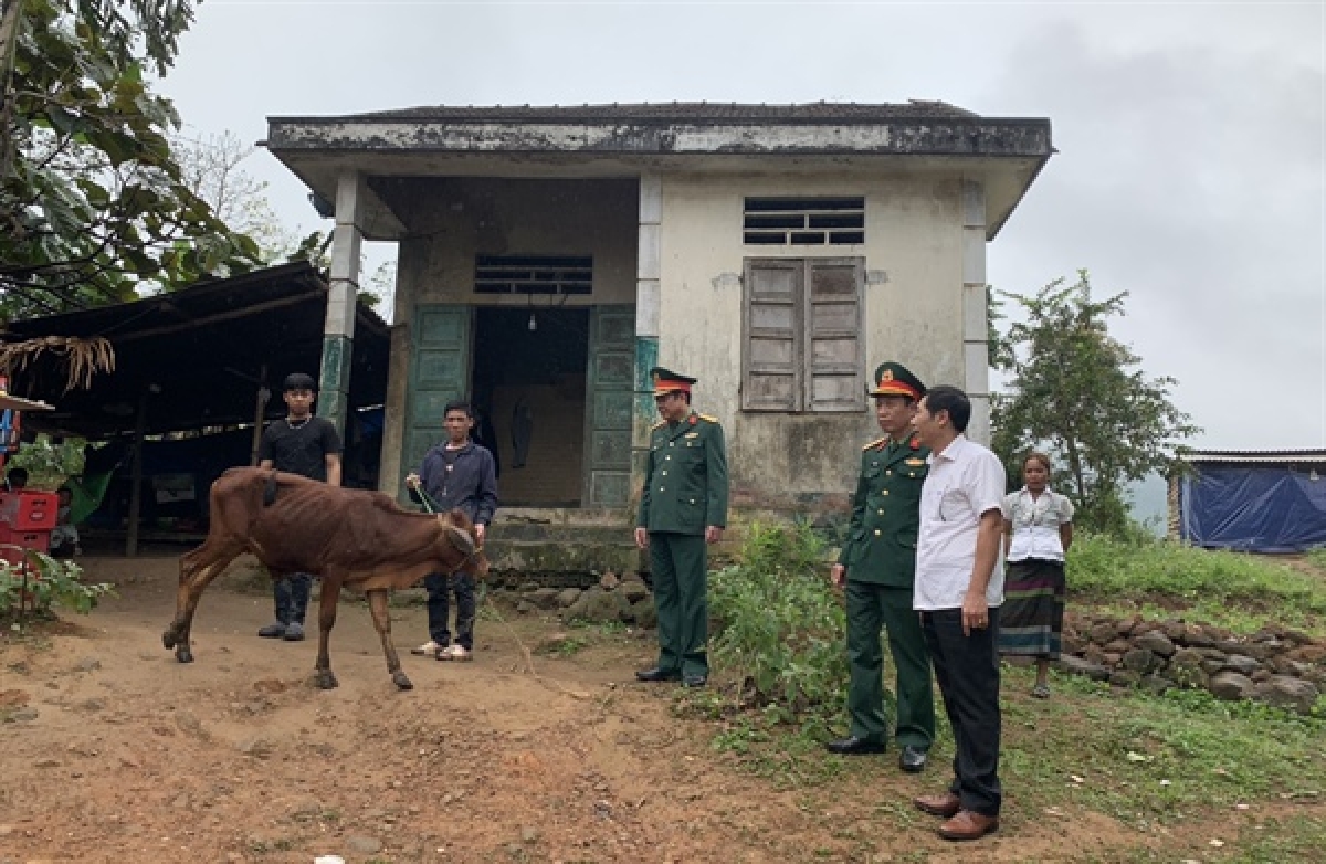 Cher đoọng k'roóc ha pr'loọng đông đha rứt vêy k'coon lướt bộ đội.