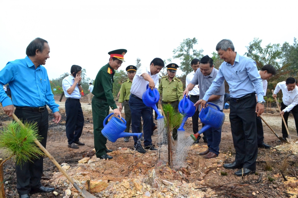 Lãnh đạo tỉnh Quảng Nam ra quân trồng cây.