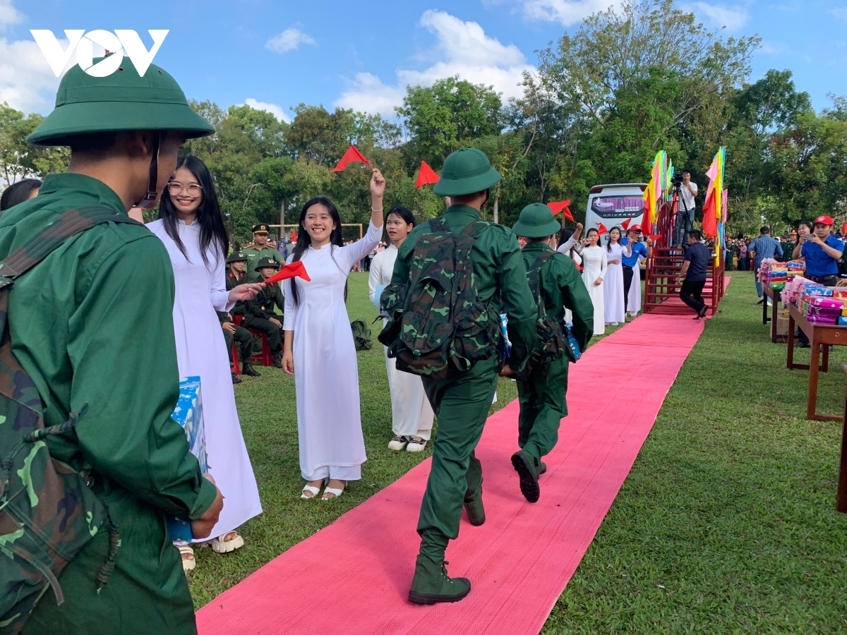 Apêê p'niên hơnh déh lướt bộ đội zư lêy k'tiếc k'ruung.