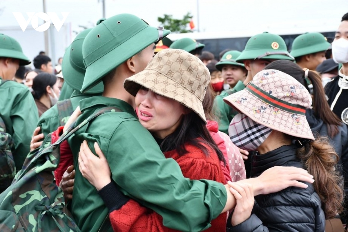 Apêê cóh pr'loọng đông ting rêên bêl k'coon lướt bộ đội.