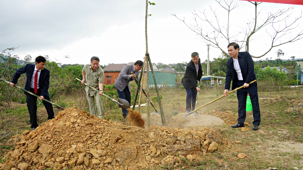 Apêê bh'cộ bha lâng âng chr'hoong, tỉnh xiêr chóh n'loong.