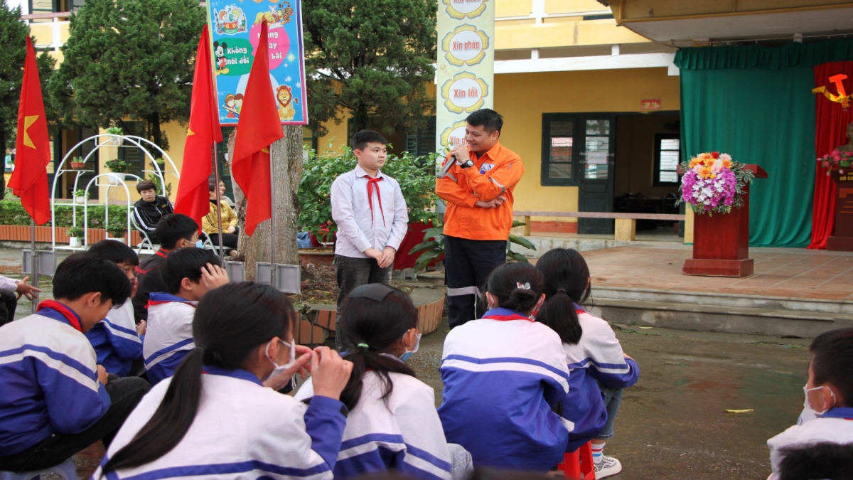 Điện lực Đông Giang tuyên truyền sử dụng điện an toàn, hiệu quả cho học sinh toàn trường.