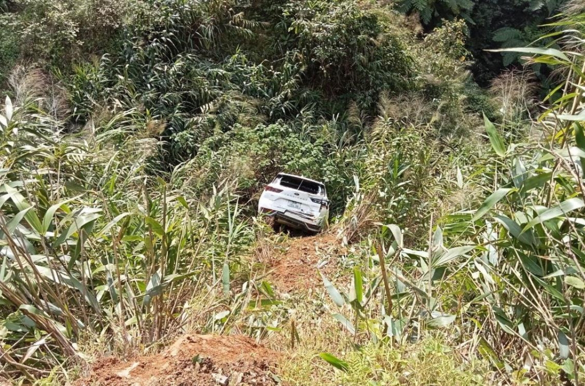 Xe ôtô lâu ha tộ cóh ta huung k'dâng 20m.