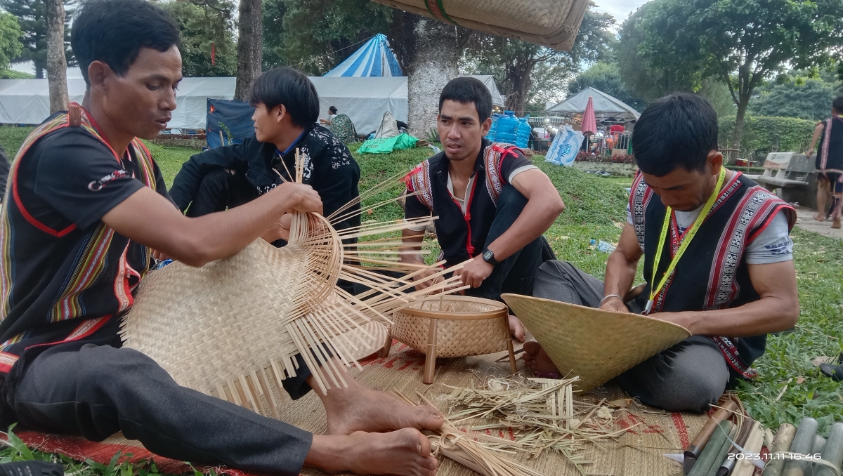 
Bơngai Bahnar vei răk tơdrong joăt joe sơ̆ ki