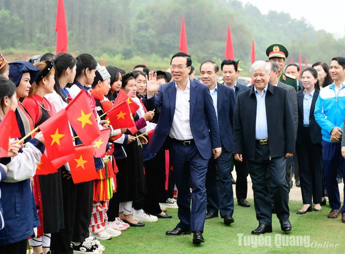 Chủ tịch nước Võ Văn Thưởng, lãnh đạo các bộ, ngành Trung ương, lãnh đạo tỉnh với nhân dân các dân tộc xã Kim Phú (TP. Tuyên Quang) tại Lễ phát động thi đua và Tết trồng cây. Ảnh: Báo Chính phủ