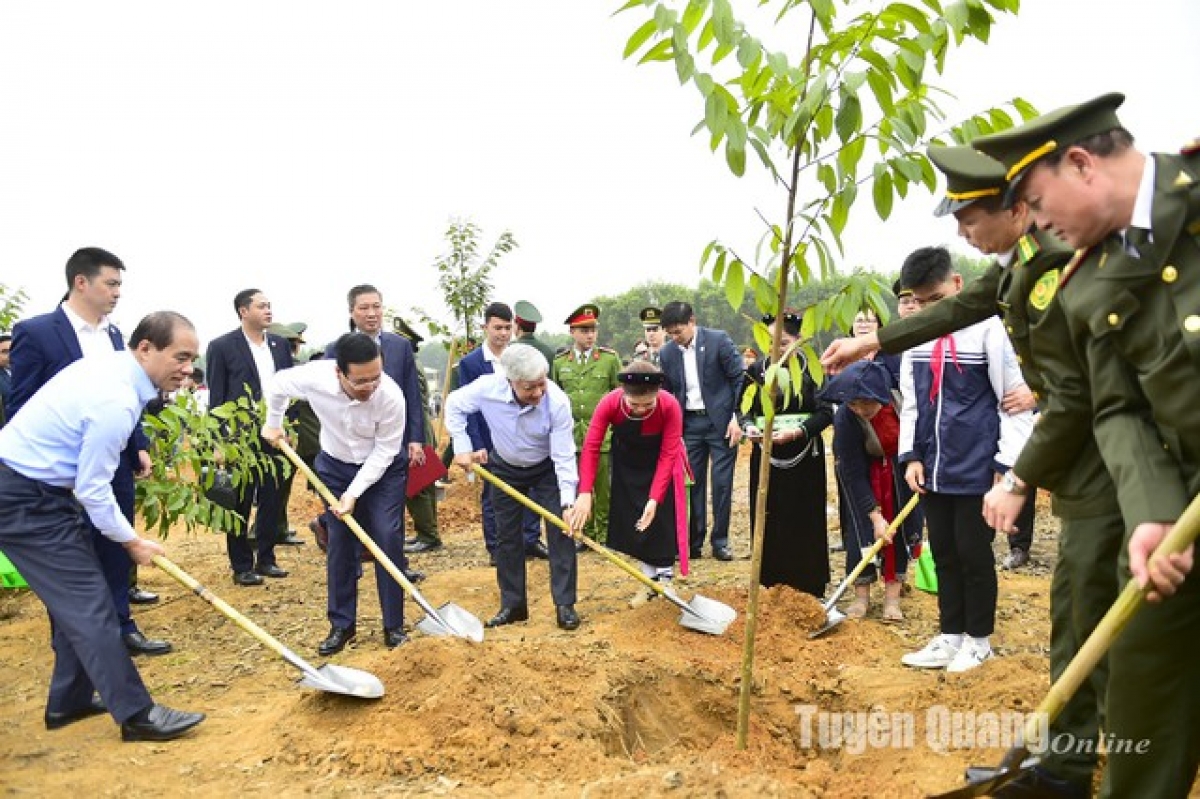 Chủ tịch nước Võ Văn Thưởng, Chủ tịch Ủy ban Trung ương MTTQ Việt Nam Đỗ Văn Chiến và Bí thư Tỉnh ủy Chẩu Văn Lâm trồng cây tại buổi lễ. Ảnh: Báo Chính phủ