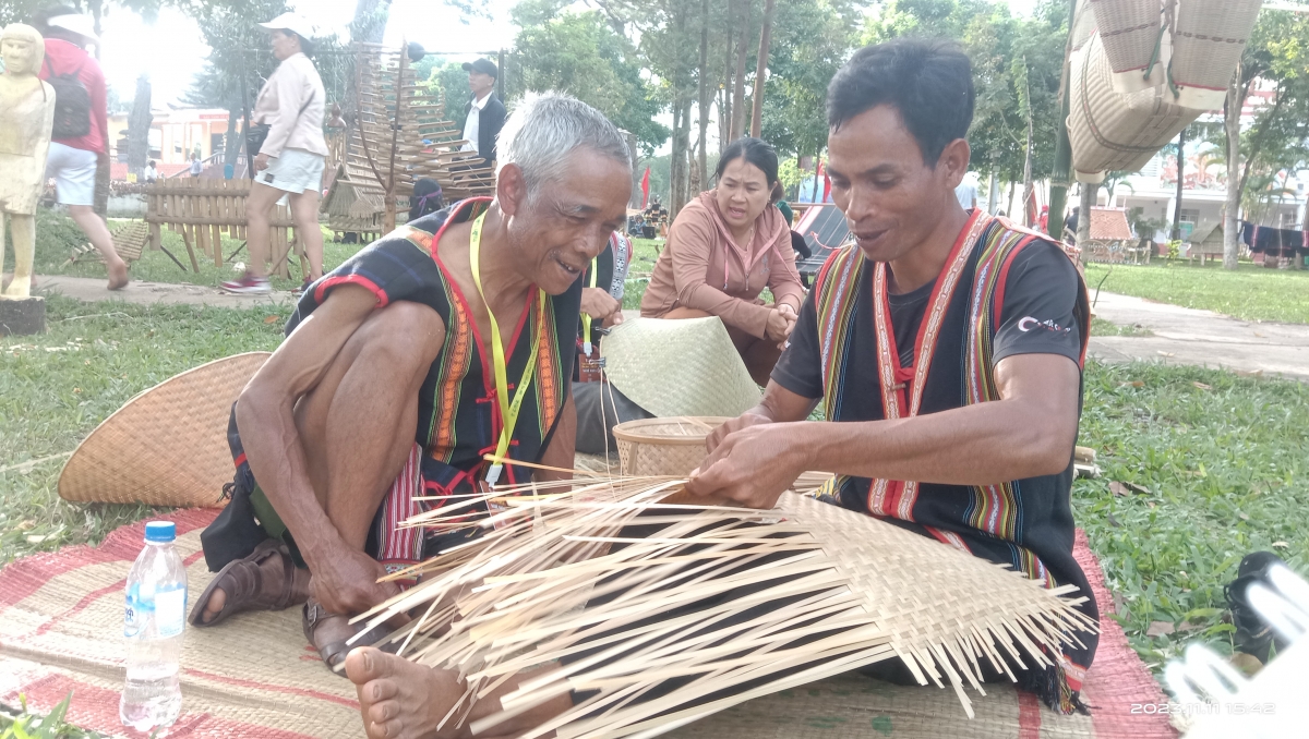 
‘Nhŏng Si atŭm hăm dôm bơngai jang lơ̆m khul tanh brong jak