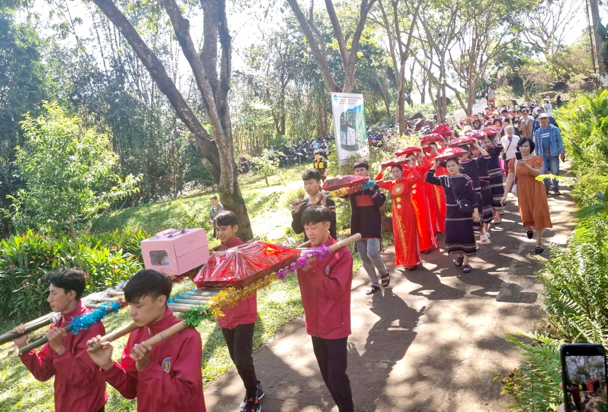 Loi tĭng xối nôu Âu Cơ cho túa ki lĕm tro, vâ tơrŭm môi tuăn, rơtế hmâ dêi kuăn pơlê mâu hdroâng kuăn ngo