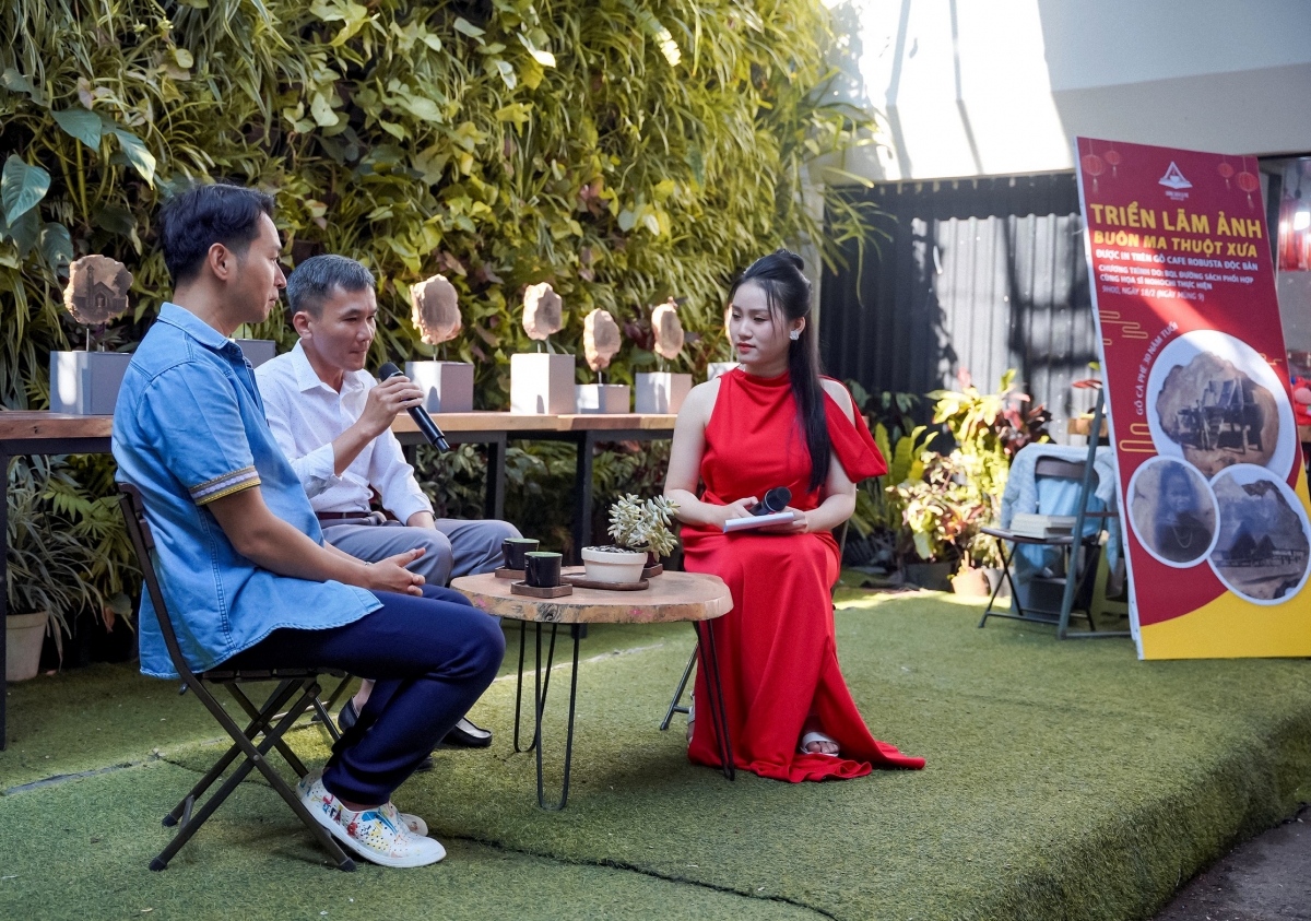 

Ngế kơchuâ Nông Hoàng Chiến (ếo bông) mơhno ‘na mâu um ki mơđah tơbleăng