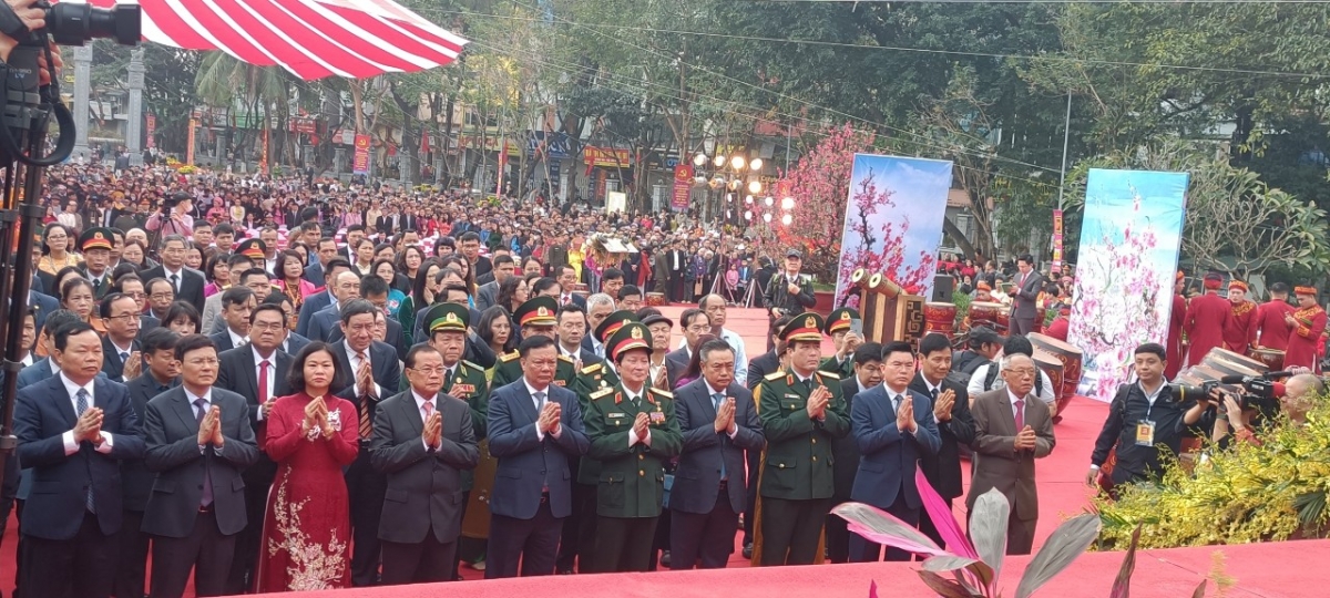 Nhiều vị lãnh đạo, nguyên lãnh đạo TP Hà Nội làm lễ dâng hương dưới chân tượng đài và đền thờ vua Quang Trung