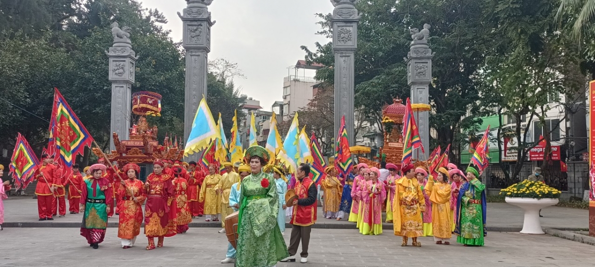 Lễ rước kiệu Vua Quang Trung và kiệu hoàng hậu Ngọc Hân trong lễ hội