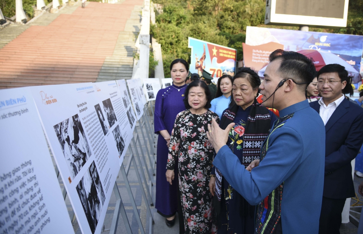 
Phŏ Kơdră so teh đak Trương Mỹ Hoa vang truh akŏm pơdă tơƀôh rup “Drŏ kăn hăm Điện Biên” 