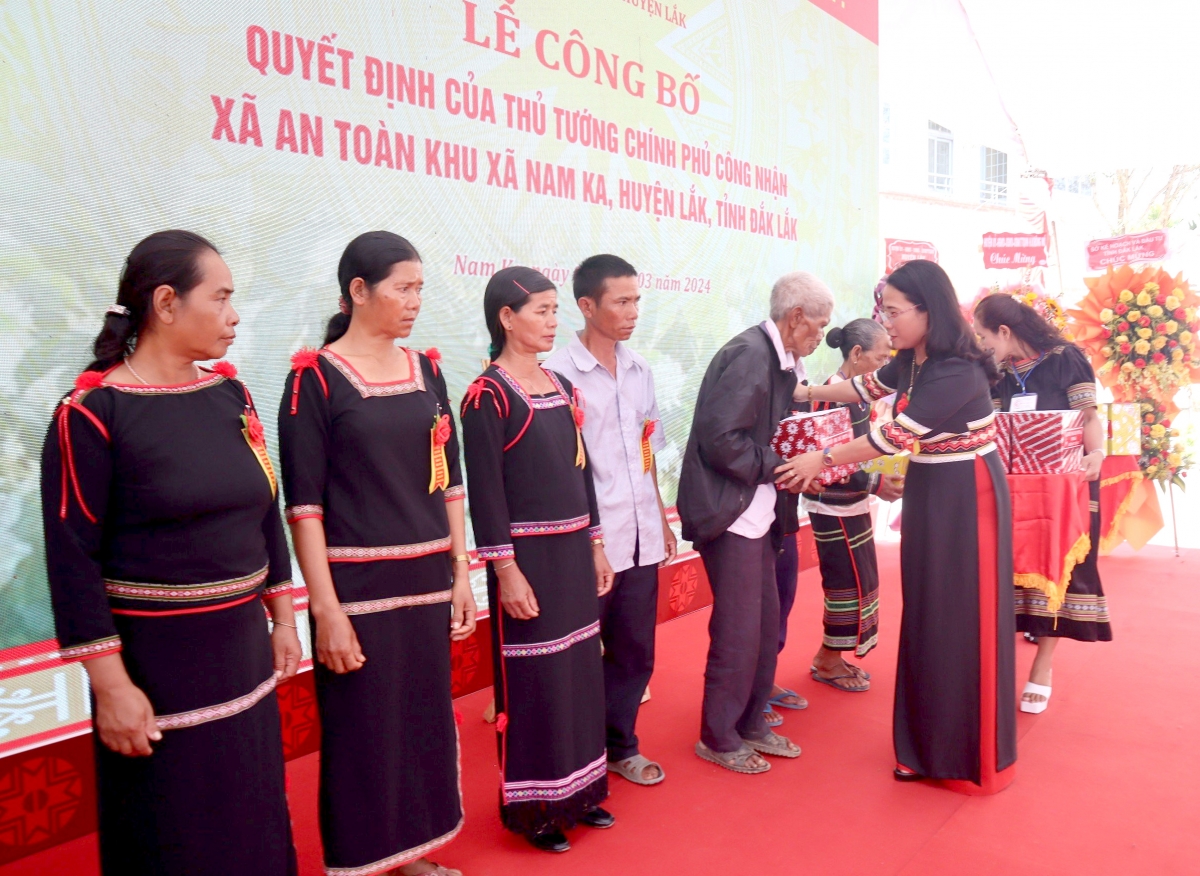 
Asong tơmam ăn ‘nhŏng oh păng bơngai bơ̆ng pang jơhnơr hơrih hlôi akŏm tơblah, pơm jang lơ̆m tơring Nam Ka, apŭng Lăk, dêh char Đăk Lăk