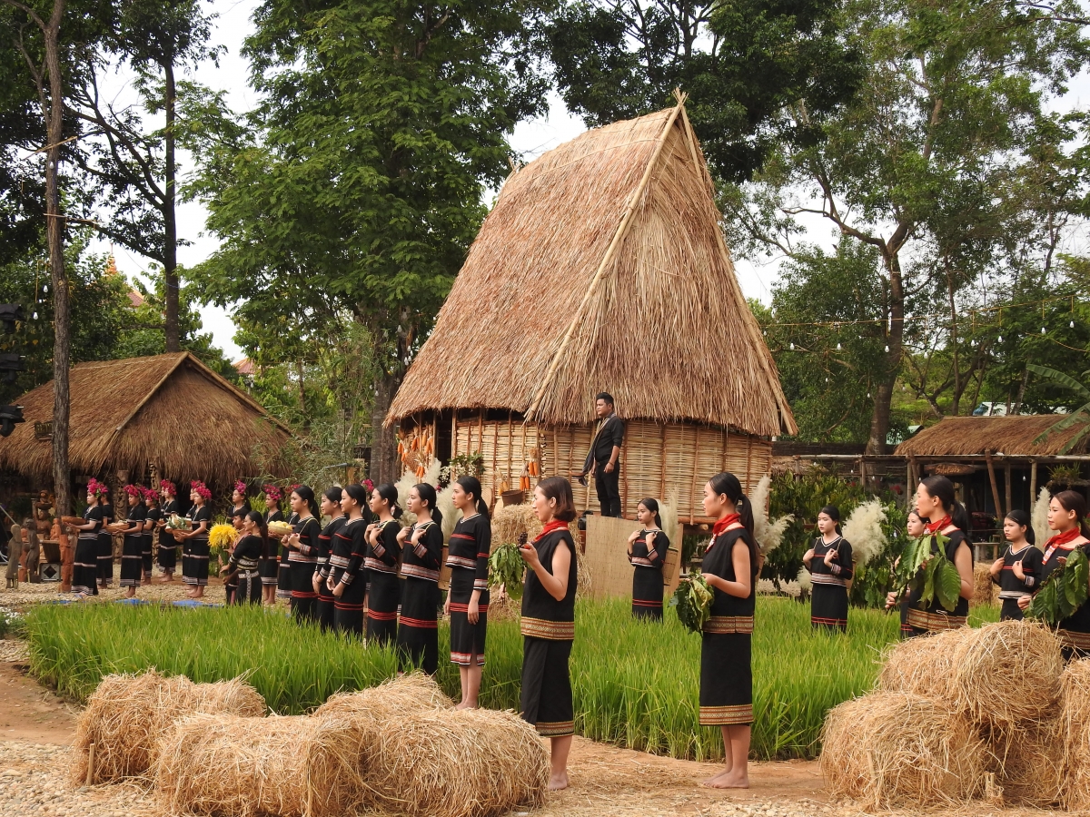 Tíu mơđah tơbleăng xiâm dêi Tơdroăng ngê̆ thuât ‘’Đăk Hà hâi rơnó’’