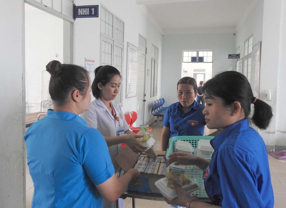 Đoân viên Chi đoân Tíu xiâm khăm pơlât tơring Kon Rẫy pơtroh hmê kơchâi dế ăm mâu ngế châi tamo