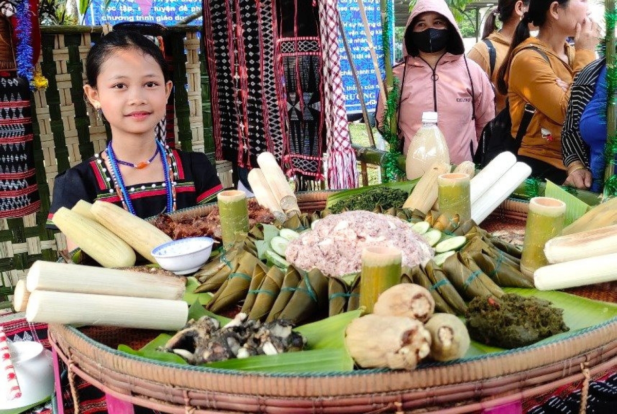 Những món ăn độc đáo được xếp trên mâm, thu hút sự chú ý của mọi người.