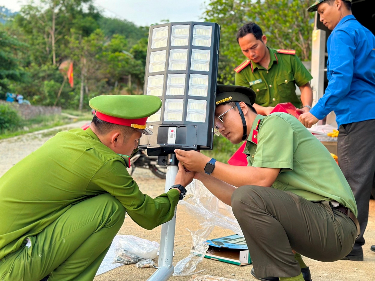 Apêê đha đhâm công an ra lắp đèn ang ha đhanuôr.