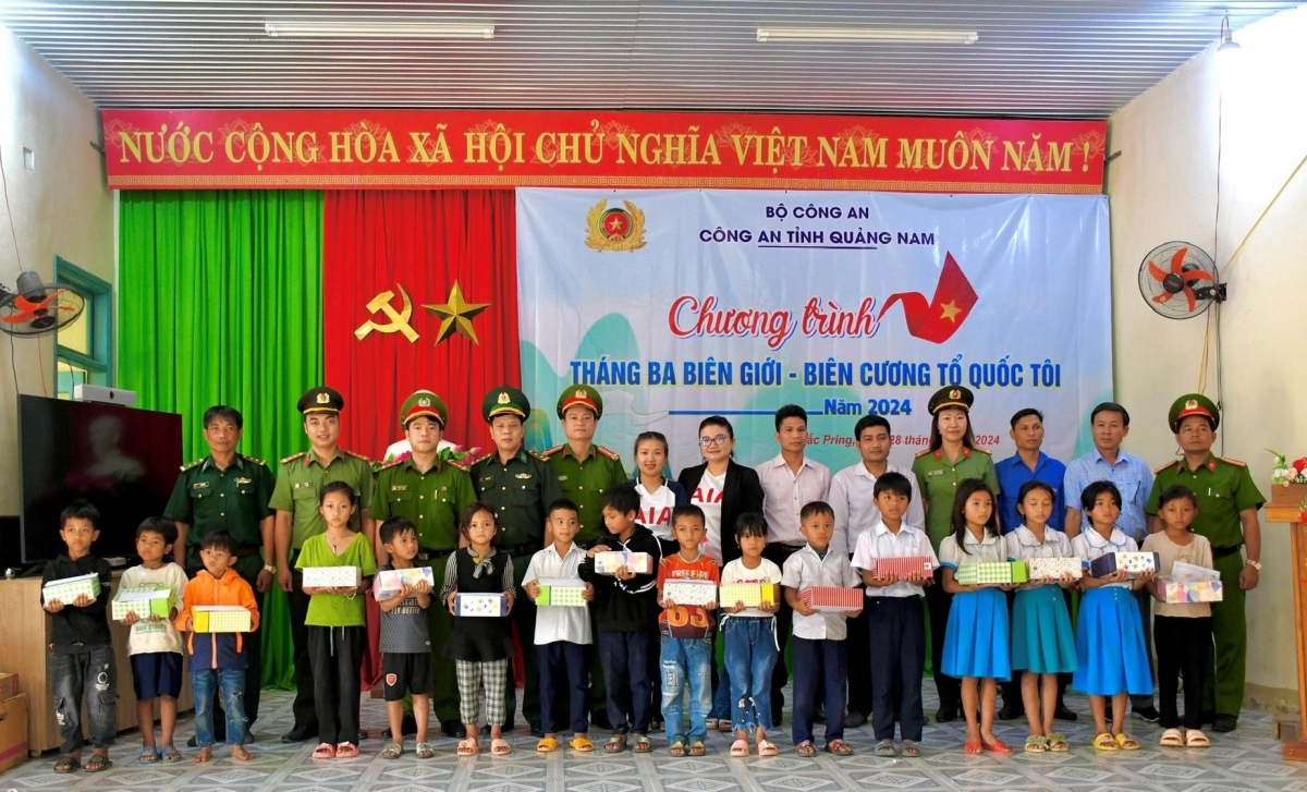 Tặng quà cho học sinh khó khăn.