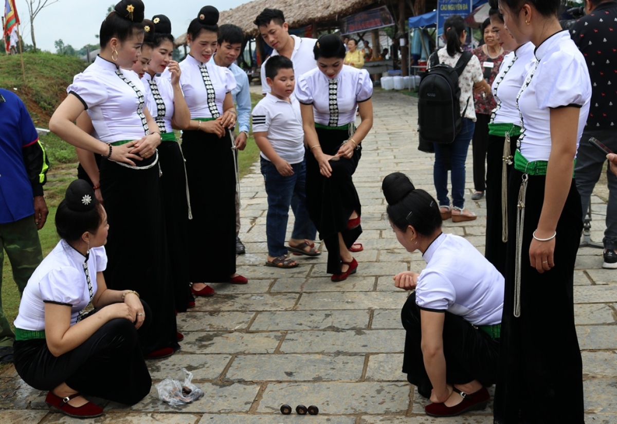 Trò chơi Tó má lẹ của phụ nữ dân tộc Thái.(Ảnh: Phạm Hương-Làng Văn hoá du lịch các dân tộc VN)