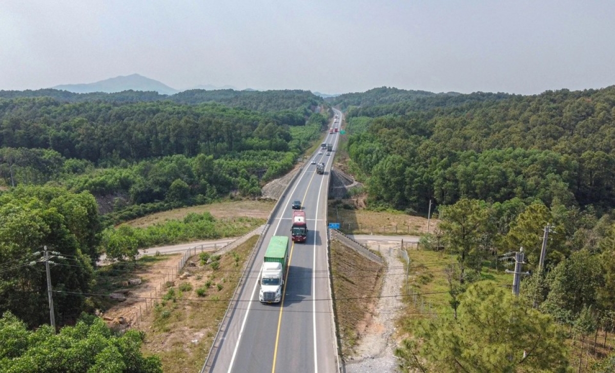 Cao tốc Cam Lộ - La Sơn sắp được mở rộng lên 4 làn xe (Ảnh: Lê Hoài Nhân- kinhtedothi.vn).