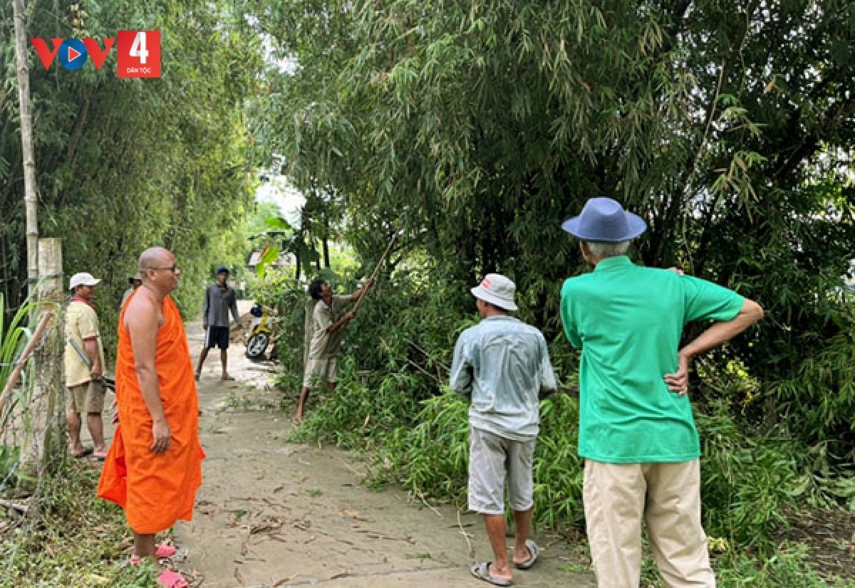 Đại đức Thạch Đa Ra cùng Ban quản trị chùa và phật tử phát quang bụi rậm, tạo cảnh quang sạch đẹp trong xóm.