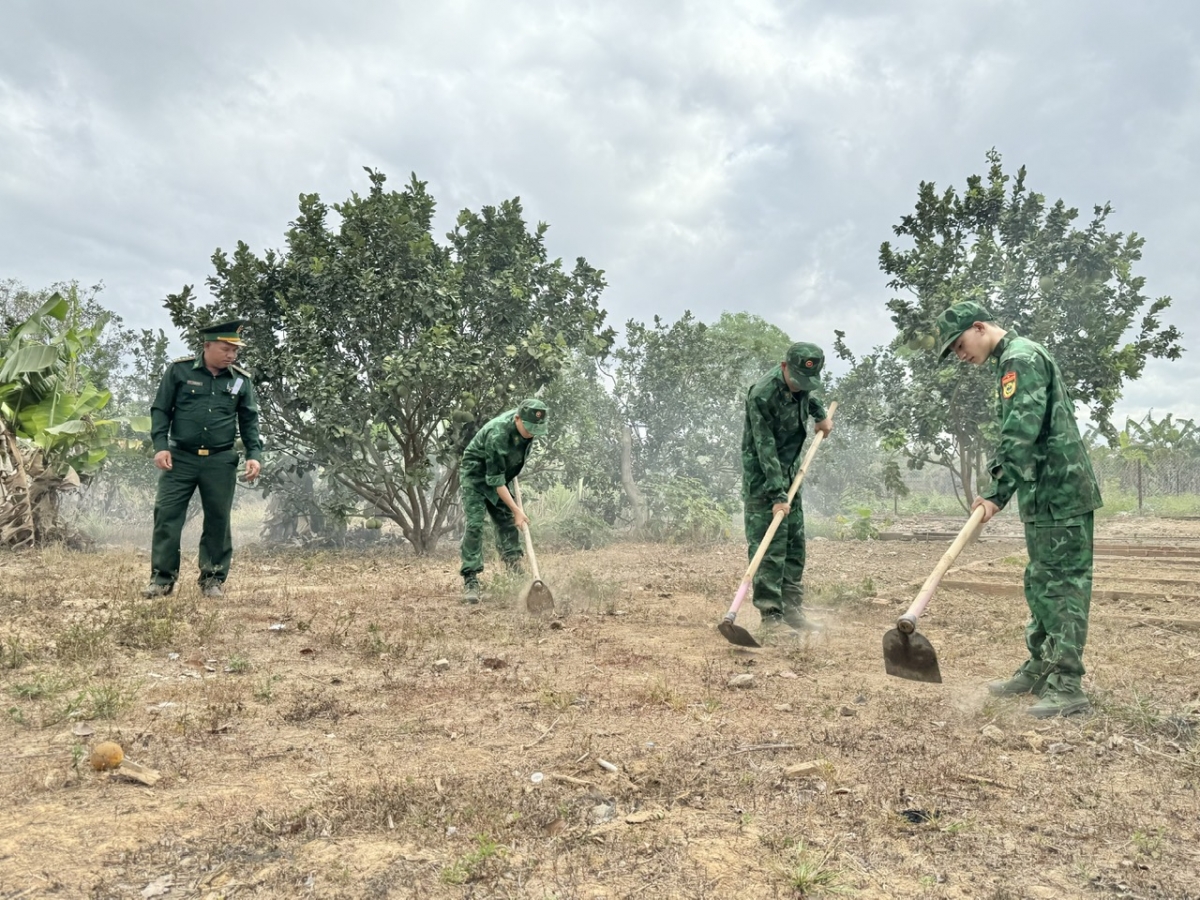 
Pơs wàs sàng goh tiah ơm rlô sa sào mờ tiah pơlam tàp