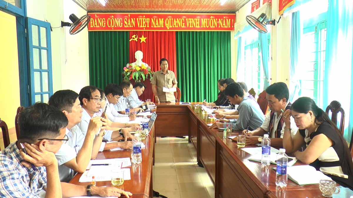 Ông A Viết Sơn - Chủ tịch UBND huyện Nam Giang làm việc với xã Tà Bhing. Ảnh: VĂN THỦY