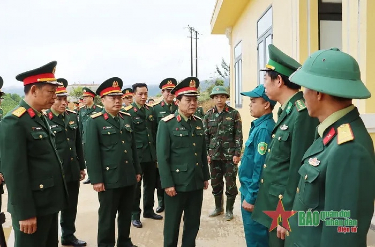 Thiếu tướng Lê Hồng Nhân ch'mêêt lêy bh'nơơn bh'rợ bhrợ têng bh'rợ quân sự, quốc phòng đhị Tiểu đội dân quân thường trực chr'val Quảng Nhâm, chr'hoong A Lưới