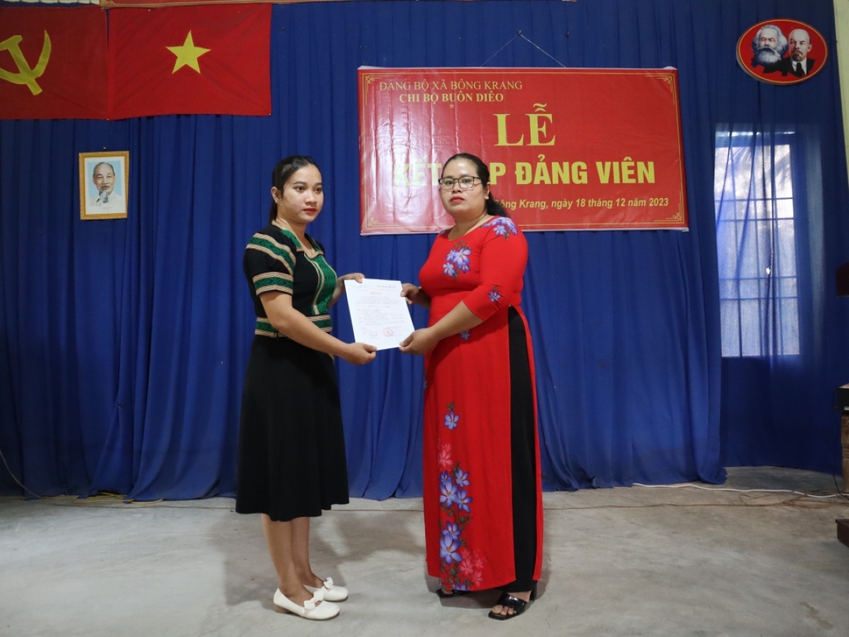 Leh ’mot đảng viên nếo