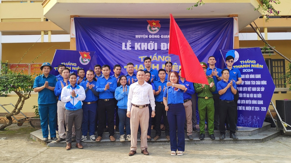 Ông Đỗ Hữu Tùng - Phó Chủ tịch UBND huyện Đông Giang trao cờ phát động Tháng thanh niên 2024. Ảnh: VA RA