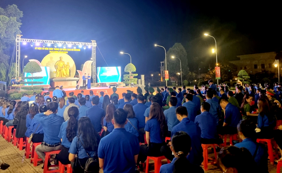 Tơdroăng cheăng tơ’mot hên đoân viên droh rơtăm veăng pêi