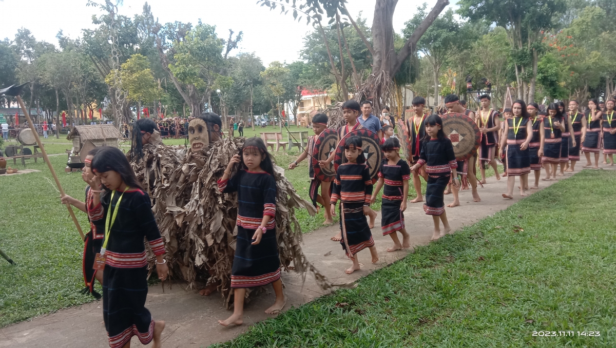 
Tơdrong ‘lơ̆ng che tanh Jarai