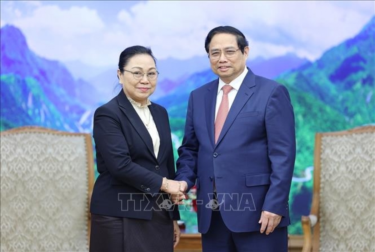 
Thủ tướng sơng Bơngai tang măt ăn teh đak Lào Khamphao Ernthavanh