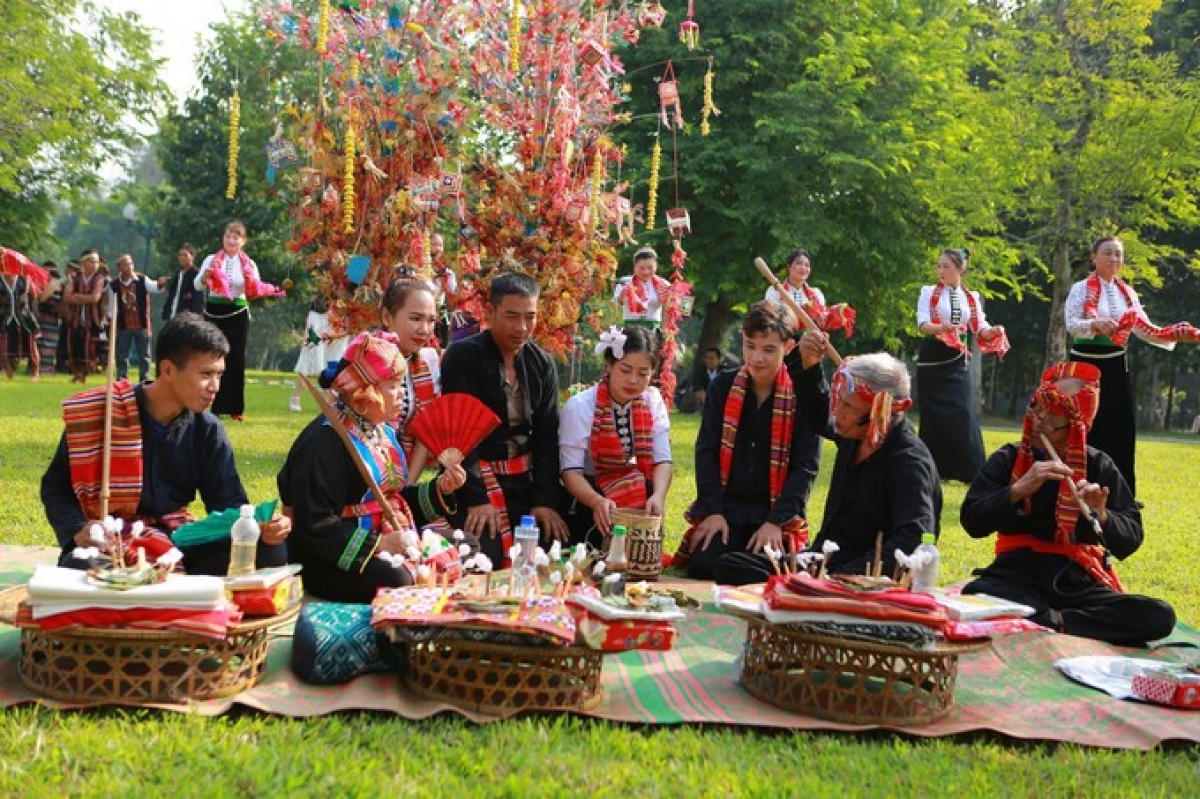 Dom bruk ngan saong kadha “harei pataom bingu Ban”