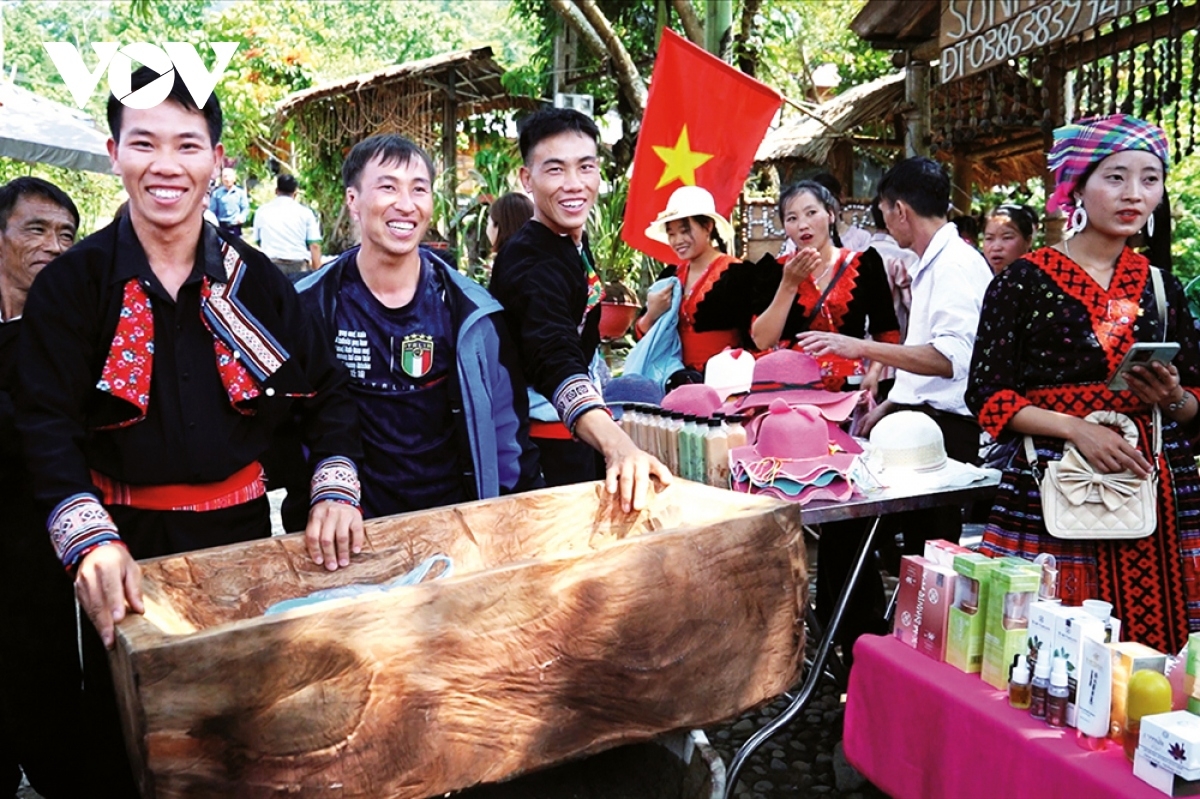 ... và một số vật dụng phục vụ sản xuất và đời sống sinh hoạt thường ngày của đồng bào...