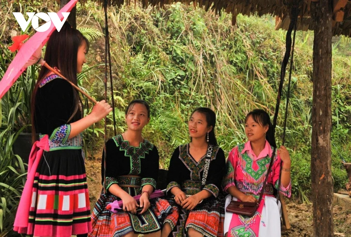 ...bởi đồng bào Mông nơi đây còn lưu giữ nhiều nét đẹp văn hóa dân tộc độc đáo