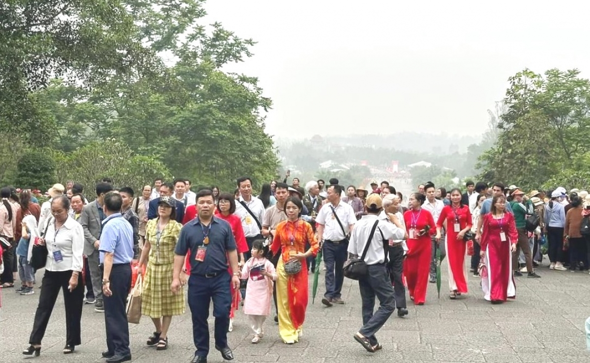 Tơmối ing lâp lu troh a Đền Hùng