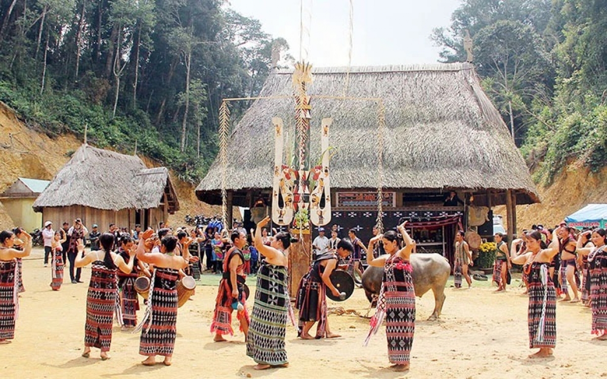 Coh cr'chăl xay bhrợ Bh'rợ xa nay cr'noọ cr'niêng k'tiêc k'ruung pa xiêr đha rưt nhâm mâng, Quảng Nam p'ghit zư đơc apêê chr'năp văn hóa coh zr'lụ đha nuôr acoon coh đhị da ding ca coong- Cha nup: Báo Nhân dân