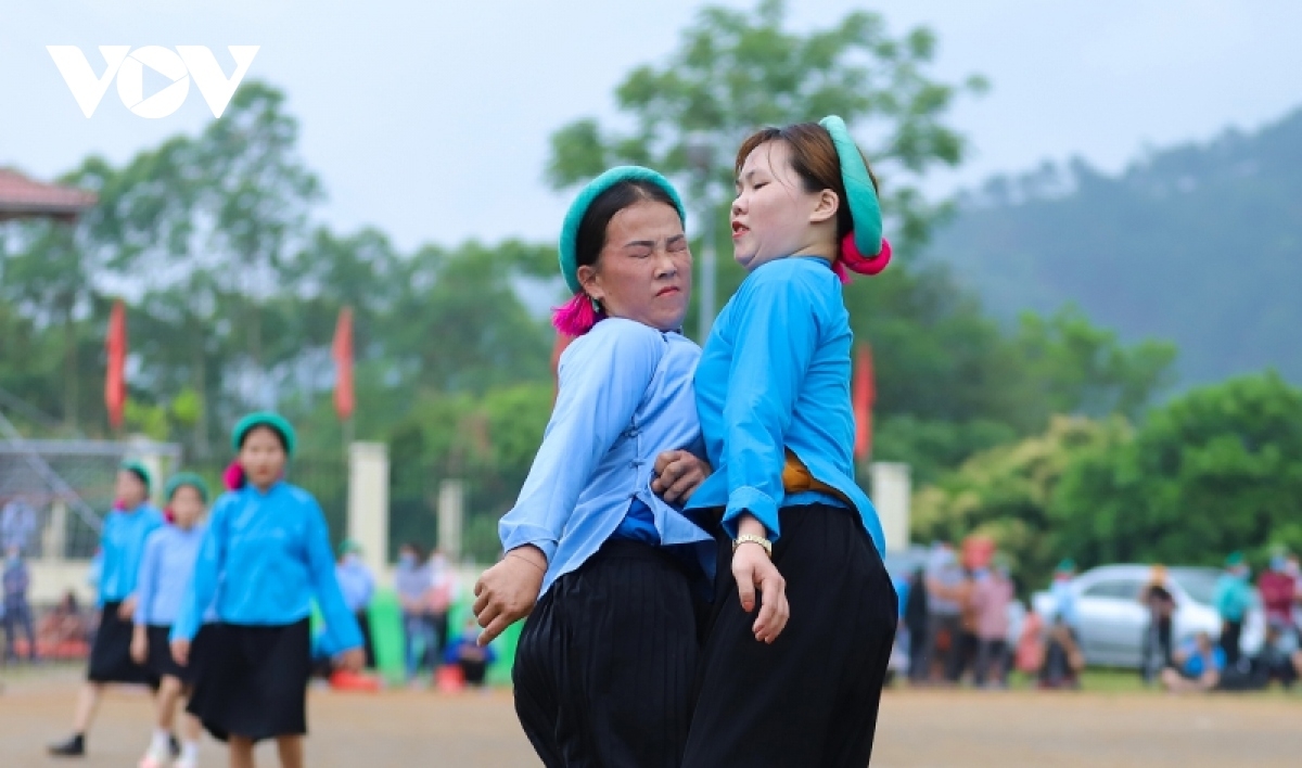 Mải mê tranh bóng, việc... va chạm là không tránh khỏi