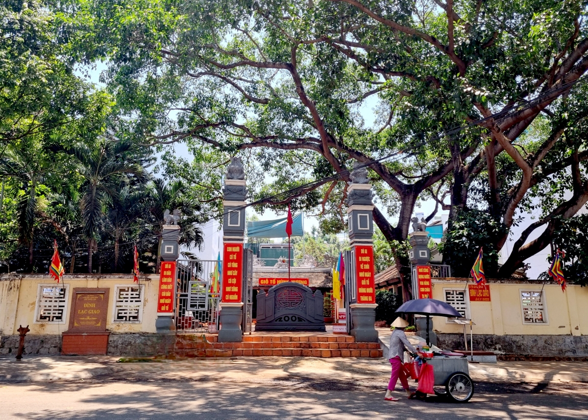 Tíu chô ‘măn tơmeăm khoăng ton nah mơnhông mơdêk Đinh Lạc Giao ối tung tíu ngiêt rơnguôt a pŭn hơlâ troăng Phan Bội Châu ƀă troăng Điện Biên Phủ, pơlê kong kơdrâm Ƀuôn Ma Thuột, kong pơlê Dak Lak