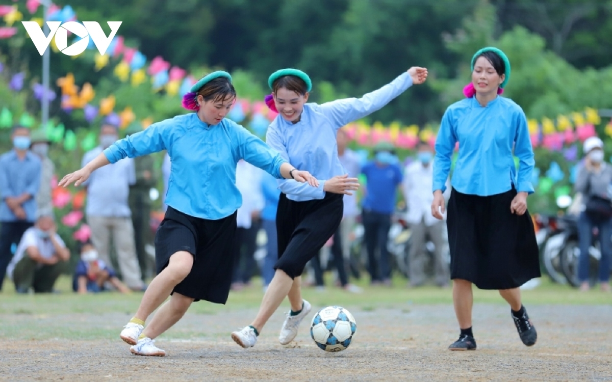 Trang phục của cầu thủ đều là áo, váy và khăn vấn đầu của người Sán Chỉ. Cách phân biệt thành viên hai đội chỉ dựa vào màu sắc đậm nhạt của áo. Trang phục truyền thống khiến những pha đấu bóng trở nên duyên dáng và đẹp mắt.