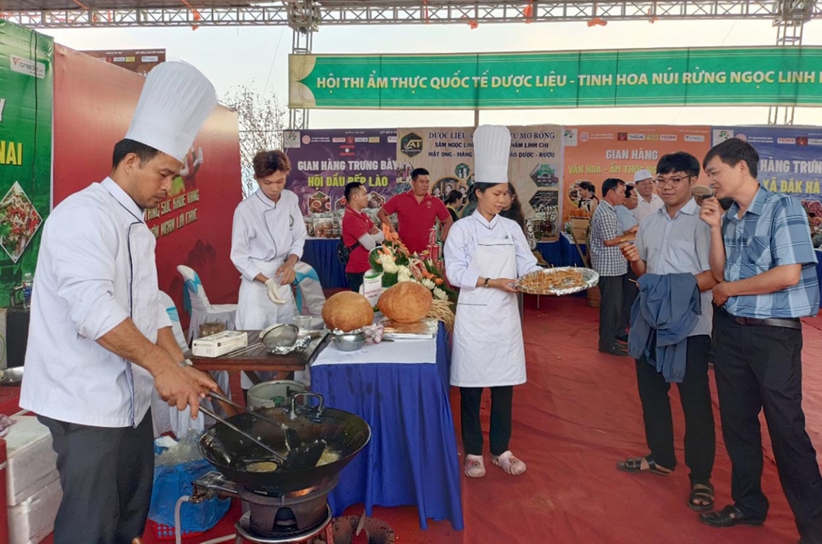 
Tơmoi vang sa tơmam sa pơm pai đơ̆ng đẳng sâm