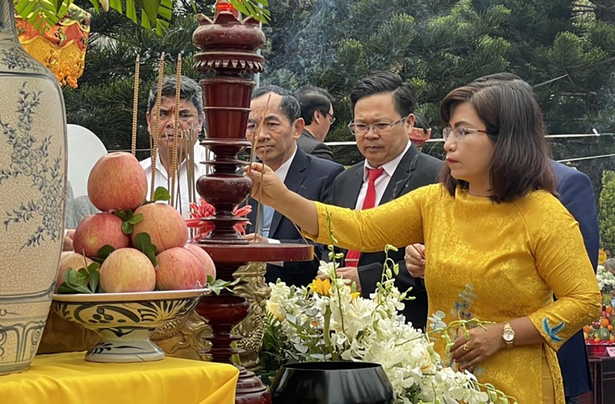 Khua git gai tơring glông Đăk Hà, tơring čar Kon Tum tuĭ ñang hơdor kơ pran jua tuh rơyuh mơ̆ng ƀing Ơi pơtao Hùng