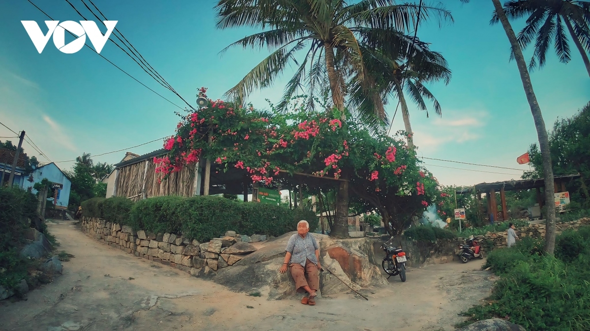 Làng đá cổ Gò Cỏ nổi bật với những bức tường đá xếp chồng lên nhau tự nhiên, không dùng chất kết dính. Đây là kỹ thuật xây dựng của người Chăm